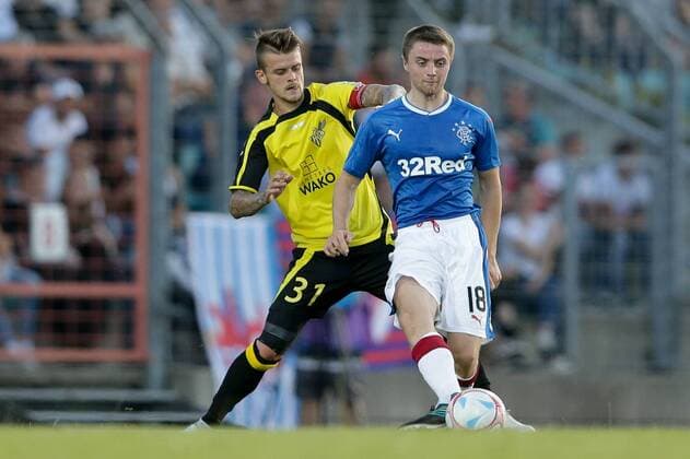 Sebastien Thill (Niederkorn 31) im Zweikampf mit Jordan Rossiter (Rangers 18) 04.07.2017 Fussball Europa League Qualifikation, 1. Runde, Saison 2017-2018 04.07.2017 LUX, ELQ, FC Progres Niederkorn (LUX) - Glasgow Rangers FC (SCO) Stade Josy Barthel, Luxemburg 