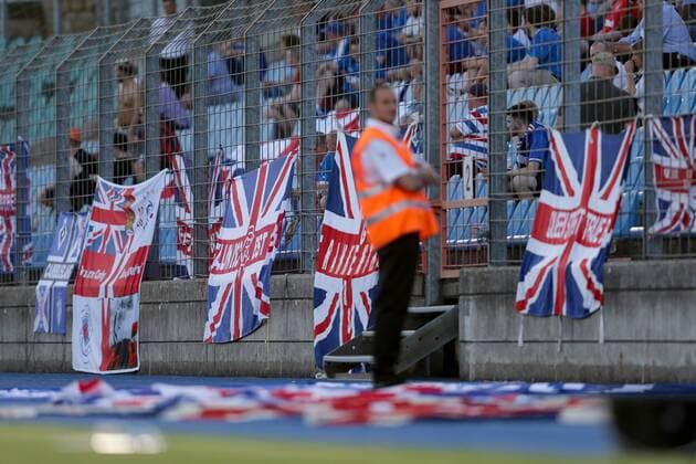 Flaggen des Vereinten Königreichs hängen am Zaun, Union Jack, Fahne, Banner, Fans 04.07.2017 Fussball Europa League Qualifikation, 1. Runde, Saison 2017-2018 04.07.2017 LUX, ELQ, FC Progres Niederkorn (LUX) - Glasgow Rangers FC (SCO) Stade Josy Barthel, Luxemburg 