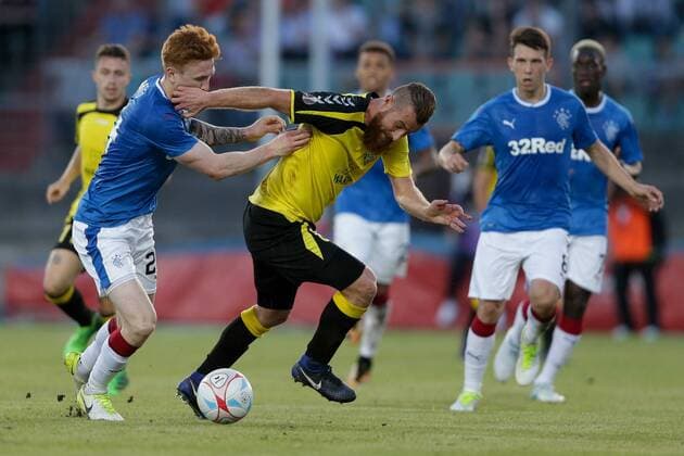 Aleksandre Karapetian (Niederkorn 87) im Zweikampf mit David Bates (Rangers 24) 04.07.2017 Fussball Europa League Qualifikation, 1. Runde, Saison 2017-2018 04.07.2017 LUX, ELQ, FC Progres Niederkorn (LUX) - Glasgow Rangers FC (SCO) Stade Josy Barthel, Luxemburg 
