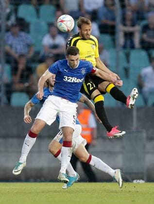 Kopfballduell zwischen Lee Wallace (Kapitän Rangers 5) und Alessandro Fiorani (Niederkorn 27) 04.07.2017 Fussball Europa League Qualifikation, 1. Runde, Saison 2017-2018 04.07.2017 LUX, ELQ, FC Progres Niederkorn (LUX) - Glasgow Rangers FC (SCO) Stade Josy Barthel, Luxemburg 