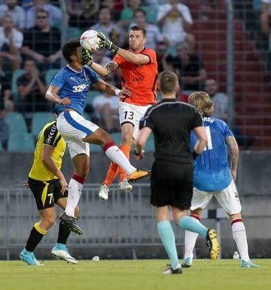 Charly Schinker (Torwart Niederkorn 13) faengt einen Ball vor Eduardo Herrera (Rangers 15) ab 04.07.2017 Fussball Europa League Qualifikation, 1. Runde, Saison 2017-2018 04.07.2017 LUX, ELQ, FC Progres Niederkorn (LUX) - Glasgow Rangers FC (SCO) Stade Josy Barthel, Luxemburg 