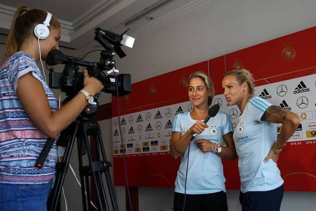 v.li.: Anna Blässe (Anna Blaesse, DFB-Frauen, 14) und Isabel Kerschowski (Isy Kerschowski, DFB-Frauen, 17) sprechen einen Aufsager fürs Fernsehen, TV, Interview, Fussball, Frauen, Media Day DFB-Frauen, xozx