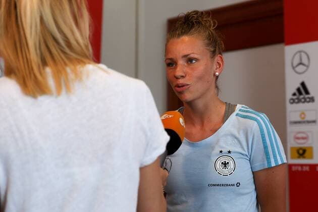 Linda Dallmann (DFB-Frauen, 16) im TV-Interview mit dem ZDF, Fernsehen, Interview, TV, Fernsehinterview, Fussball, Frauen, Media Day DFB-Frauen, xozx