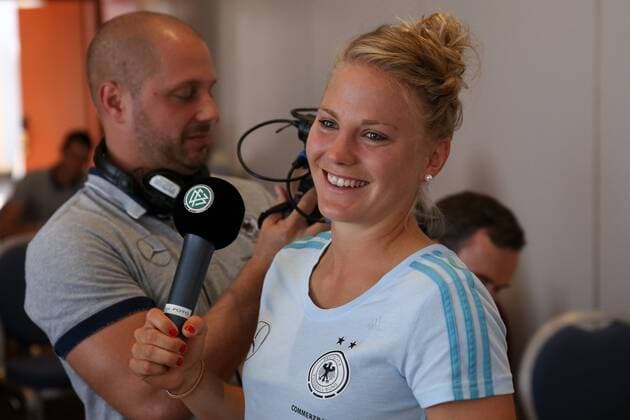 Leonie Maier (DFB-Frauen, 4) mit Mikrofon in der Hand, Freude, freundlich, fröhlich, strahlend, optimistisch, Einzelbild, Fussball, Frauen, Media Day DFB-Frauen, xozx