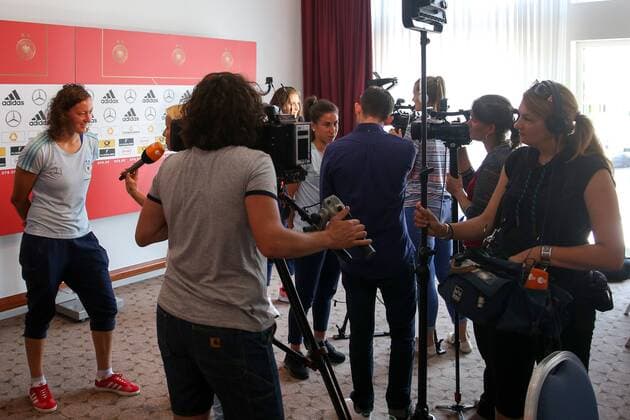 v.li.: Almuth Schult (Torwart, DFB-Frauen, 1) und Hasret Kayikci (DFB-Frauen, 23) im Interview mit dem Fernsehen, TV, Medieninteresse, Medienrummel, Fussball, Frauen, Media Day DFB-Frauen, xozx