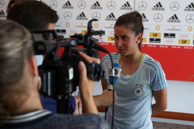 Hasret Kayikci (DFB-Frauen, 23) im TV-Interview mit der Deutschen Welle (DW), Fernsehen, Fernsehinterview, Medieninteresse, Fussball, Frauen, Media Day DFB-Frauen, xozx