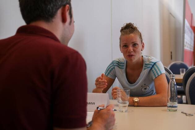 Linda Dallmann (DFB-Frauen, 16) im Interview, gibt Anweisungen, gestikuliert, mit den Armen gestikulieren, gives instructions, gesticulate, Fussball, Frauen, Media Day DFB-Frauen, xozx
