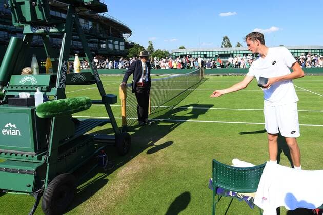 Bilder des Tages - SPORT Wimbledon, Medwedew schmeißt Geld vor Schiedsrichterin Daniil Medvedev (rus) trhowing coins to the umpire TENNIS : WIMBLEDON 2017 antoinecouvercelle panoramic 