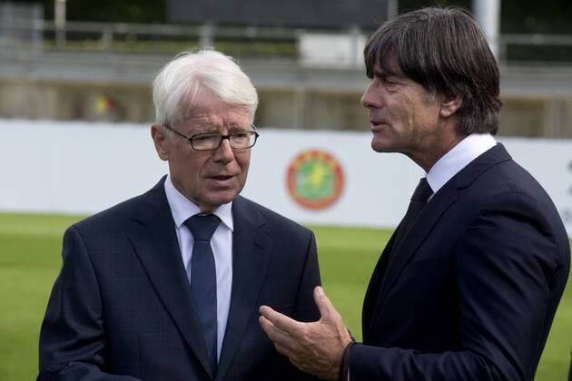 Deutschland, Berlin, Olympia Park Berlin, Besuch des chinesischen Staatspräsidenten Xi Jinping, Besuch des Fußballspiels zwischen Deutschland (U12) und China (U12), Reinhard Rauball und Bundestrainer Jogi Löw, 05.07.2017