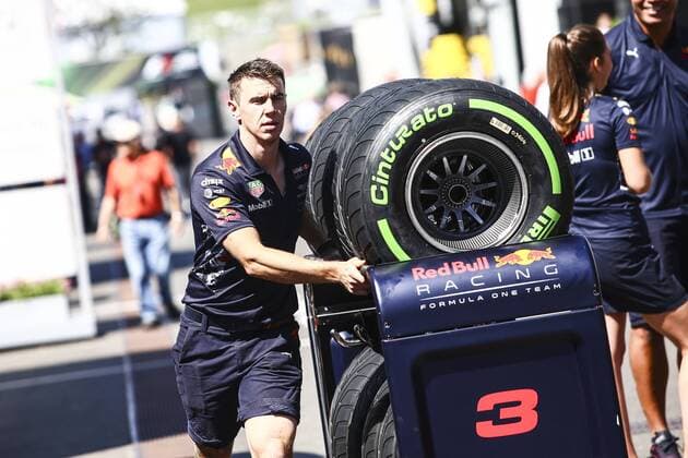 FORMULA 1 - GP of Austria 2017 SPIELBERG,AUSTRIA,06.JUL.17 - MOTORSPORTS, FORMULA 1 - Grand Prix of Austria, Red Bull Ring, preview. Image shows Red Bull mechanic with tyres. GEPAxpictures xFelixxRoittner