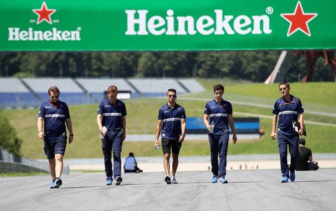 FORMULA 1 - GP of Austria 2017 SPIELBERG,AUSTRIA,06.JUL.17 - MOTORSPORTS, FORMULA 1 - Grand Prix of Austria, Red Bull Ring, preview. Image shows Pascal Wehrlein (GER Sauber) with teammembers. GEPAxpictures xChristianxWalgram