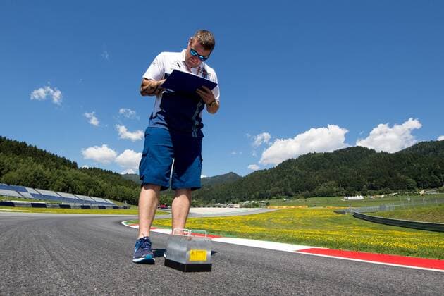 FORMULA 1 - GP of Austria 2017 SPIELBERG,AUSTRIA,06.JUL.17 - MOTORSPORTS, FORMULA 1 - Grand Prix of Austria, Red Bull Ring, preview. Image shows a worker with grip measurement device. GEPAxpictures xMaticxKlansek