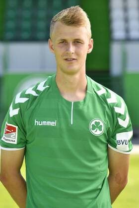 06.07.2017 - SpVgg Spielvereinigung Greuther Fürth Kleeblatt - 2. Fußball Bundesliga BL - Saison 2017 2018 - Fototermin Porträttermin Portraittermin - - Lukas Gugganig (4, SpVgg Greuther Fürth ) Einzelbild Einzelfoto Portrait Porträt Kopfbild