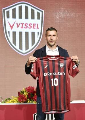 Soccer: Podolski targets ACL berth after being unveiled by Kobe German World Cup-winning striker Lukas Podolski holds his shirt at a press conference PK Pressekonferenz in the western Japan city of Kobe on July 6, 2017, after joining the J-League first-division side Vissel Kobe. Podolski was welcomed by some 1,000 fans at Kobe airport. 