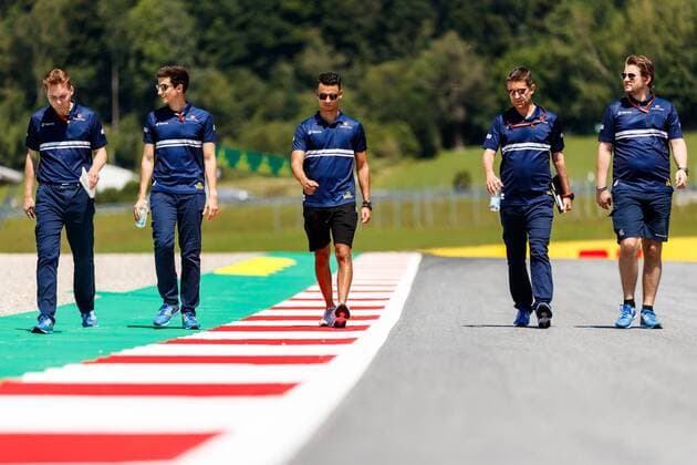 Pascal Wehrlein (Sauber F1 Team) besichtigt mit Teammitgliedern die Strecke, Grosser Preis von Oesterreich 2017, Rennen, Motorsport, Formel 1, 06.07.2017, Spielberg Copyright: xNeis Eibner-Pressefotox EP_ANS