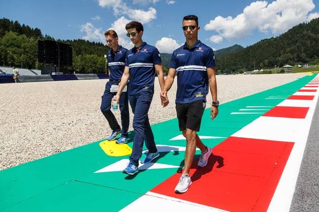 Pascal Wehrlein (Sauber F1 Team) besichtigt mit Teammitgliedern die Strecke, Grosser Preis von Oesterreich 2017, Rennen, Motorsport, Formel 1, 06.07.2017, Spielberg Copyright: xNeis Eibner-Pressefotox EP_ANS