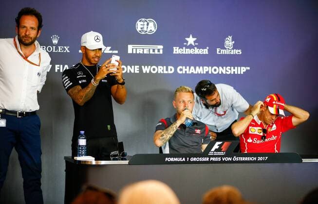 Motorsports: FIA Formula One World Championship WM Weltmeisterschaft 2017, Grand Prix of Austria, 44 Lewis Hamilton (GBR, Mercedes AMG Petronas F1 Team), 20 Kevin Magnussen (DNK, Haas F1 Team), 5 Sebastian Vettel (GER, Scuderia Ferrari), Spielberg Austria xHOCHxZWEIx
