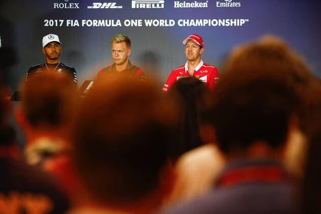 Motorsports: FIA Formula One World Championship WM Weltmeisterschaft 2017, Grand Prix of Austria, 44 Lewis Hamilton (GBR, Mercedes AMG Petronas F1 Team), 20 Kevin Magnussen (DNK, Haas F1 Team), 5 Sebastian Vettel (GER, Scuderia Ferrari), Spielberg Austria xHOCHxZWEIx