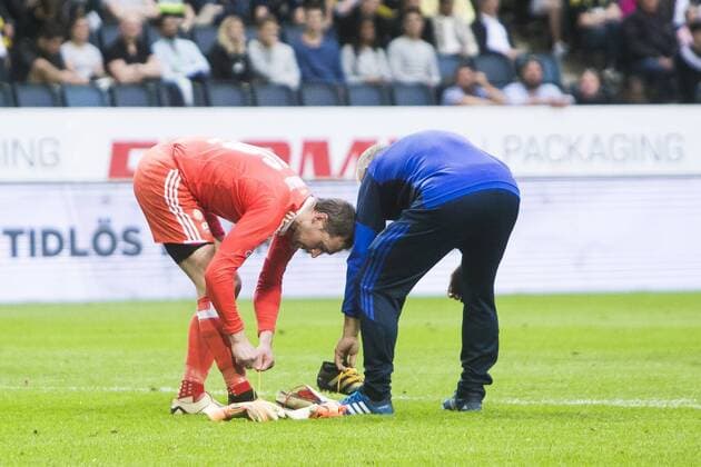 170706 Klaksvik malvakt Meinhardt Joensen byter skor under fotbollsmatchen i kvalet till Europa League mellan AIK och Klaksvik den 6 Juli 2017 i Solna.  Copyright: KentaxJönsson BB170706KJ023