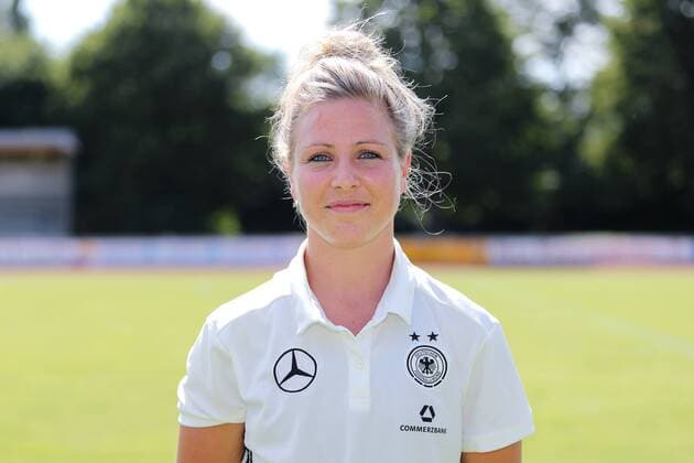 Svenja Huth (DFB-Frauen, 19), Porträt, Portrait, Einzelbild, Vorstellung, Präsentation, Europameisterschaft 2017, EM-Kader der DFB-Frauen zur UEFA Women s EURO 2017, Deutschland, Deutscher Kader, Fussball, Frauen, Fototermin DFB-Frauen, EM-Kader 2017, xozx