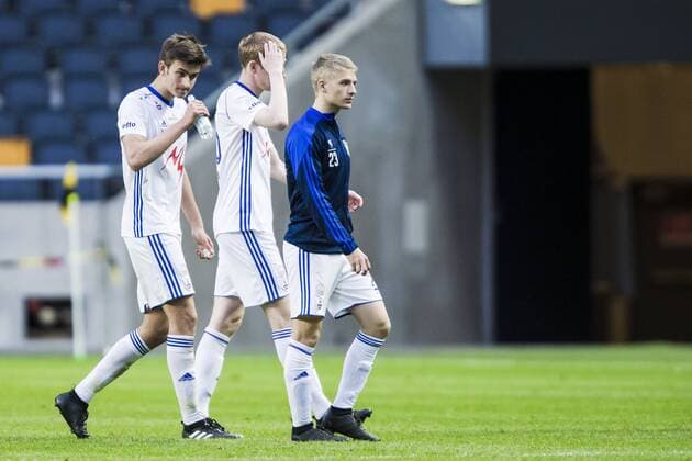 170706 Klaksvik spelare deppar efter fotbollsmatchen i kvalet till Europa League mellan AIK och Klaksvik den 6 Juli 2017 i Solna.  Copyright: KentaxJönsson BB170706KJ035