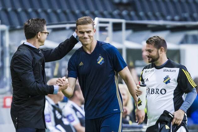170706 AIK:s Eero Markkanen tackas av tränare Rikard Norling efter att ha blivit utbytt under fotbollsmatchen i kvalet till Europa League mellan AIK och Klaksvik den 6 Juli 2017 i Solna.  Copyright: KentaxJönsson BB170706KJ037