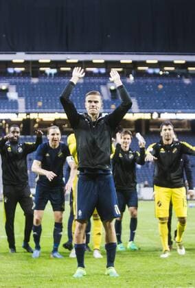 170706 AIK:s Eero Markkanen med lagkamrater jublar efter fotbollsmatchen i kvalet till Europa League mellan AIK och Klaksvik den 6 Juli 2017 i Solna.  Copyright: KentaxJönsson BB170706KJ040