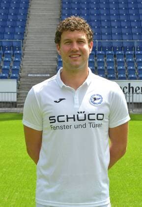 04.07.2017, Fussball, 2. LIGA, Saison 2017 2018, SCHÜCO-ARENA, BIELEFELD Fußball, GER, 2.BL, Portraittermin 2017 2018, DSC Arminia Bielefeld Mario Bertling (Physiotherapeut Arminia Bielefeld), Aktion, Einzelbild, Hoch