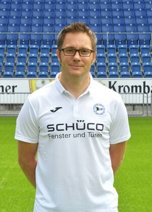 04.07.2017, Fussball, 2. LIGA, Saison 2017 2018, SCHÜCO-ARENA, BIELEFELD Fußball, GER, 2.BL, Portraittermin 2017 2018, DSC Arminia Bielefeld Dr. Andreas Elsner (Mannschaftsarzt Arminia Bielefeld), Aktion, Einzelbild, Hoch