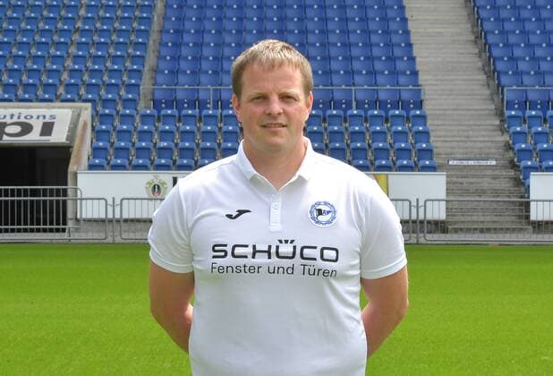 04.07.2017, Fussball, 2. LIGA, Saison 2017 2018, SCHÜCO-ARENA, BIELEFELD Fußball, GER, 2.BL, Portraittermin 2017 2018, DSC Arminia Bielefeld Philipp Heithölter (Video-Analyst Arminia Bielefeld), Aktion, Einzelbild, Quer