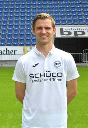 04.07.2017, Fussball, 2. LIGA, Saison 2017 2018, SCHÜCO-ARENA, BIELEFELD Fußball, GER, 2.BL, Portraittermin 2017 2018, DSC Arminia Bielefeld Sebastian Hille (Co-Trainer Arminia Bielefeld), Aktion, Einzelbild, Hoch, Co-Trainer, Assistenztrainer