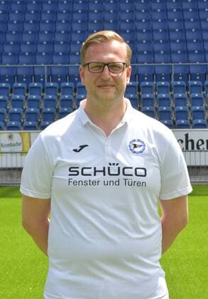 04.07.2017, Fussball, 2. LIGA, Saison 2017 2018, SCHÜCO-ARENA, BIELEFELD Fußball, GER, 2.BL, Portraittermin 2017 2018, DSC Arminia Bielefeld Dr. Tim Niedergassel (Mannschaftsarzt Arminia Bielefeld), Aktion, Einzelbild, Hoch