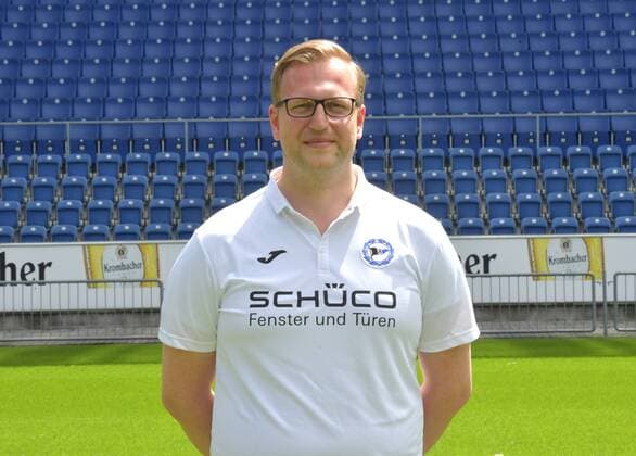 04.07.2017, Fussball, 2. LIGA, Saison 2017 2018, SCHÜCO-ARENA, BIELEFELD Fußball, GER, 2.BL, Portraittermin 2017 2018, DSC Arminia Bielefeld Dr. Tim Niedergassel (Mannschaftsarzt Arminia Bielefeld), Aktion, Einzelbild, Quer