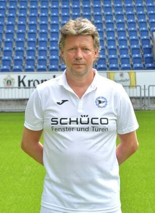 04.07.2017, Fussball, 2. LIGA, Saison 2017 2018, SCHÜCO-ARENA, BIELEFELD Fußball, GER, 2.BL, Portraittermin 2017 2018, DSC Arminia Bielefeld Jeff Saibene (Trainer Arminia Bielefeld), Aktion, Einzelbild, Hoch, Trainer, Coach