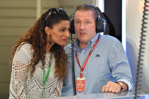 Jos VERSTAPPEN (ehemailger Formel 1 Fahrer,Vater von Max) mit seiner Freundin in der Red bull Box. Formel 1:GP von Oesterreich,1.Training. Red Bull Ring Zeltweg,Spielberg,Saison 2017,am 07.07.2017.