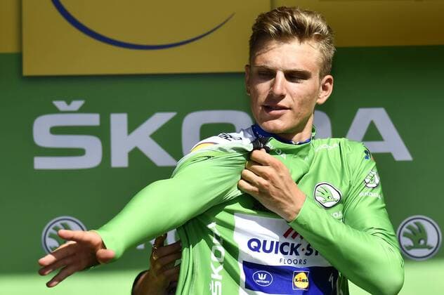 Themen der Woche Bilder des Tages - SPORT German Marcel Kittel of Quick-Step Floors celebrates on the podium in the green jersey of leader in the sprint ranking after winning the seventh stage of the 104th edition of the Tour de France cycling race, 213,5 km from Troyes to Nuits-Saint-Georges, France, Friday 07 July 2017. This year s Tour de France takes place from July first to July 23rd. YORICKxJANSENS  x05127984x