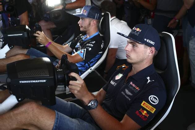 Bilder des Tages - SPORT FORMULA 1 - GP of Austria 2017 SPIELBERG,AUSTRIA,07.JUL.17 - MOTORSPORTS, FORMULA 1 - Grand Prix of Austria, Red Bull Ring, free practice. Image shows Max Verstappen (NED Red Bull Racing) and Red Bull eGamer hakkiJunior Erik Lestach. GEPAxpictures xFelixxRoittner