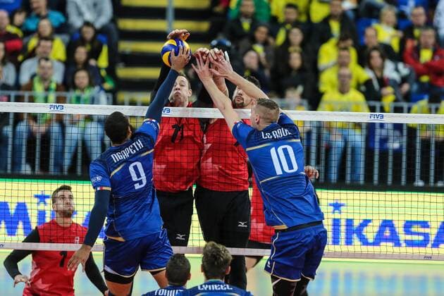 July 7, 2017 - Curitiba, Parano, Brasil - CURITIBA, BRAZIL JULY 7: Ngapeth and Le Roux of the France team during a match semifinals between Canada and France as part of the FIVB Volleyball World League 2017 at the Arena da Baixada Stadium on July 7, 2017 in Curitiba, Brazil. .Foto: CAN v FRA - FIVB Volleyball World League 2017 - ZUMAb158 20170707_zap_b158_035 Copyright: xGeraldoxBubniakx