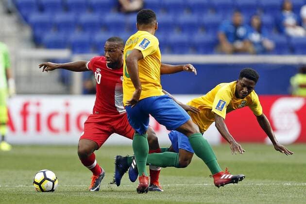 Canada midfielder David Junior Hoilett (L) collides with French Guiana midfielder Loic Baal (R) in front of French Guiana defender Jean-David Legrand (C) during the first half of a CONCACAF Gold Cup soccer match at Red Bull arena in Harrison, New Jersey, USA, 7 July 2017. French Guiana vs Canada !ACHTUNG: NUR REDAKTIONELLE NUTZUNG!  Copyright: xAdamxHungerx ADA03 20170708-636350753986153136