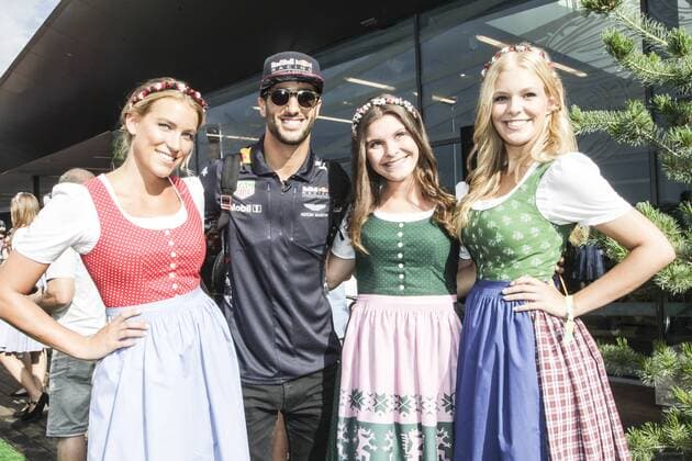 FORMULA 1 - GP of Austria 2017 SPIELBERG,AUSTRIA,08.JUL.17 - MOTORSPORTS, FORMULA 1 - Grand Prix of Austria, Red Bull Ring, Styrian Green Carpet. Image shows Daniel Ricciardo (AUS Red Bull Racing) with Formula Unas. GEPAxpictures xFelixxRoittner