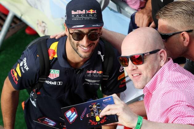 FORMULA 1 - GP of Austria 2017 SPIELBERG,AUSTRIA,08.JUL.17 - MOTORSPORTS, FORMULA 1 - Grand Prix of Austria, Red Bull Ring, Styrian Green Carpet. Image shows Daniel Ricciardo (AUS Red Bull Racing) and a fan. GEPAxpictures xMaticxKlansek