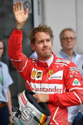 Sebastian VETTEL,GER (Scuderia Ferrari), winkt,winkend,winken,Aktion,Einzelbild,angeschnittenes Einzelmotiv,Halbfigur,halbe Figur,nach dem Qualifying. Qualifying,Formel 1:GP von Oesterreich, Red Bull Ring Zeltweg,Spielberg,Saison 2017,am 08.07.2017.
