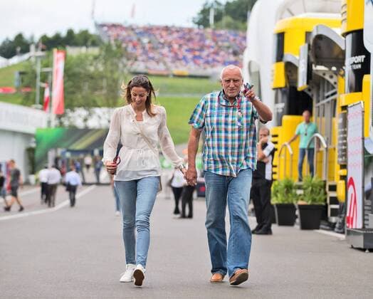 Bilder des Tages - SPORT 08.07.2017, Red Bull Ring, Spielberg, AUT, FIA, Formel 1, Grosser Preis von Oesterreich, Qualifying, im Bild Dietrich Mateschitz (AUT) Red Bull Gruender und Eigentuemer mit seiner lebensgef?hrtin Marion Feichtner CEO and Founder of Red Bull Dietrich Mateschitz (AUT) with girlfrind Marion Feichtner during Qualifying for the Austrian FIA Formula One Grand Prix at the Red Bull Ring in Spielberg, Austria on 2017 07 08. Spielberg  EX_ANG  