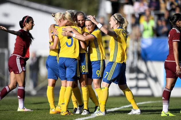 170708 Jubel Sverige efter att Linda Sembrant gjort 1-0 under träningslandskampen i fotboll mellan Sverige och Mexiko den 8 juli 2017 i Falkenberg.  Copyright: CARLxSANDIN BB170708CS012