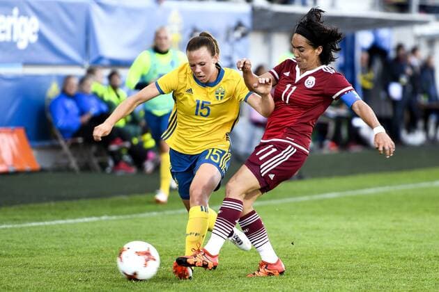 170708 Sveriges Olivia Schough och Mexikos Monica Ocampo under träningslandskampen i fotboll mellan Sverige och Mexiko den 8 juli 2017 i Falkenberg.  Copyright: CARLxSANDIN BB170708CS018