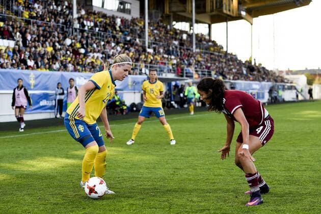 170708 Sveriges Olivia Schough och Mexikos Rebeca Bernal under träningslandskampen i fotboll mellan Sverige och Mexiko den 8 juli 2017 i Falkenberg.  Copyright: CARLxSANDIN BB170708CS019