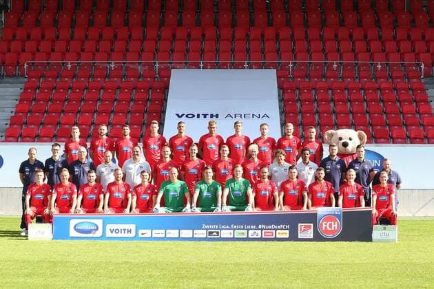 Vorne Links Martin Rasner ( 1.FC Heidenheim 8) Arne Feick ( 1.FC Heidenheim 28) Norman Theuerkauf ( 1.FC Heidenheim 30) Marc Schnatterer (1.FC Heidenheim 7) Neuzugang Nikola Dovedan ( 1. FC Heidenheim 10 ) Matthias Koebbing ( 1.FC Heidenheim 39 ) Kevin Mueller ( 1.FC Heidenheim 1) Vitus Eichner ( 1. FC Heidenheim ) Robert Strauss (1.FC Heidenheim 29 ) Neuzugang Marnon Busch ( 1. FC Heidenheim 2 ) Dave Gnaase ( 1.FC Heidenheim 36) Ben Halloran ( 1.FC Heidenheim 12) Dominik Widemann ( 1.FC Heidenheim 31) Mittlere Reihe : Teammanager Alexander Raaf ( 1. FC Heidenheim ) Dr. Stephan Kiebach ( 1.FC Heidenheim ) Dr. Mathias Frey ( 1.FC Heidenheim ) Co-Trainer Christian Gmuender ( 1.FC Heidenheim ) Trainer Frank Schmidt (1.FC Heidenheim) Timo Beermann (1.FC Heidenheim 33) Mathias Wittek (1.FC Heidenheim 5) Kevin Kraus ( 1.FC Heidenheim 23) Sebastian Griesbeck (1.FC Heidenheim 18) Torwarttrainer Bernd Weng ( 1. FC Heidenheim ) Athletiktrainer Said Lakhal ( 1. FC Heidenheim ) Physiotherapeut Marc Weiss ( 1. FC Heidenheim ) Physiotherapeut Johannes Gessler ( 1. FC Heidenheim ) Betreuer Manuel Henck ( 1. FC Heidenheim ) Hintere Reihe: Tim Skarke ( 1.FC Heidenheim 38) John Verhoek ( 1.FC Heidenheim 15) Norman Theuerkauf ( 1.FC Heidenheim 30) Ibrahim Hajtic( 1.FC Heidenheim 34) Neuzugang Robert Glatzel ( 1. FC Heidenheim h9) Kevin Lankford ( 1.FC Heidenheim 35 ) Dominik Widemann ( 1.FC Heidenheim 31) Neuzugang Kolja Pusch ( 1. FC Heidenheim 27 ) Marcel Titsch-Rivero (1.FC Heidenheim 26) Ronny Philp ( 1.FC Heidenheim 20) Paule Fussball, GER, 2.Liga, Portraettermin 2017 2018, Mannschaftsfoto, 1.FC Heidenheim, 08.07.2017, Heidenheim Copyright: xLanger Eibner-Pressefotox EP_HLR