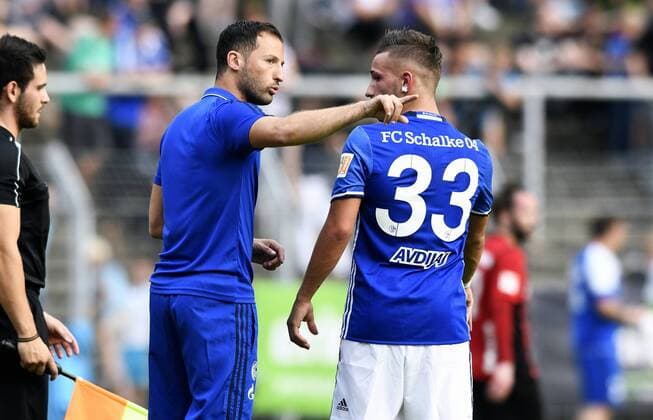 Fussball, Bundesliga, Deutschland, Herren, Testspiel zur Saison 2017 2018 in Oer-Erkenschwick: Spvgg Erkenschwick -FC Schalke 04, S04: Cheftrainer Domenico Tedesco (S04), Donis Avdijaj (S04)..