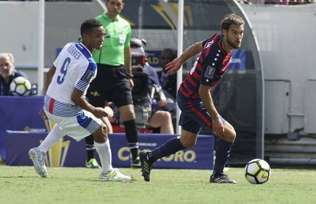 USA s Graham Zusi (R) faces Panama s Gabriel Torres (L) in their opening game of the Group Stage of the CONCACAF Gold Cup 2017 at Nissan Stadium in Nashville, Tenn. on 8 July, 2017. The teams were tied 0-0 at halftime. The Gold Cup is the first of two qualifying tournaments for the FIFA Confederations Cup 2019. Panama vs. USA !ACHTUNG: NUR REDAKTIONELLE NUTZUNG!  Copyright: xRickxMusacchiox RPM01 20170709-636351562872956976