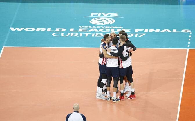 US plasyers jubilate a point against Canada during the FIVB World Volleyball League third position match in Curitiba, Parana, Brazil, 08 July 2017. US FACES CANADA FOR THE THIRD POSITION OF THE WORLD S VOLLEYBALL LEAGUE !ACHTUNG: NUR REDAKTIONELLE NUTZUNG!  Copyright: xHEDESONxALVESx CUR05 20170709-636351629421708987